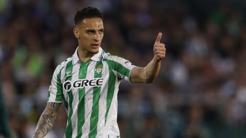 Antony ‘bật chế độ Lionel Messi’ để trêu ngươi MU